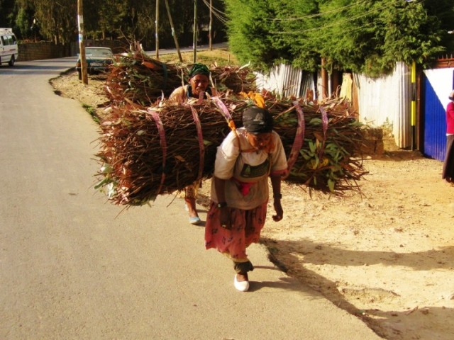 לבוש הנשים האתיופיות, לא משנה כמה קשה הן עובדות או כמה חם להן, הוא בגדים ארוכים, כיסוי ראש והמסורת שהיתה נהוגה בכפרי אתיופיה מחייבת אותן ללבוש חצאיות או שמלות ארוכות
