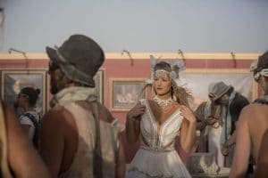 מה, כבר נגמר? Burningman 2016 (צילום: תומר פרץ. שמלה מושלמת: "עמנואל", תכשיט ראש: רונית פורטל)